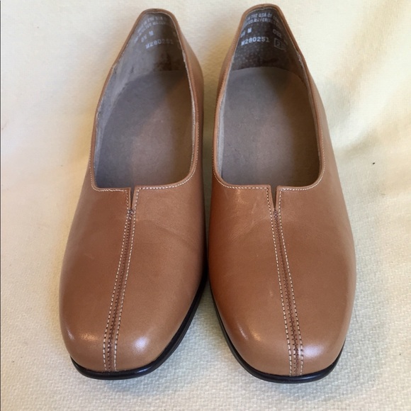 Munro American Slip On Pumps - Picture 3 of 8